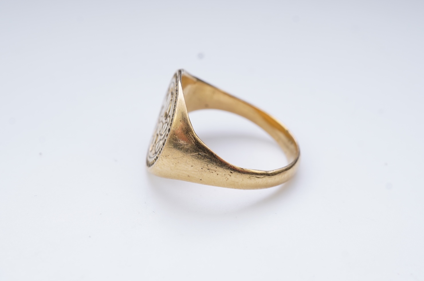A rare Elizabethan gold signet ring, England, late 16th century